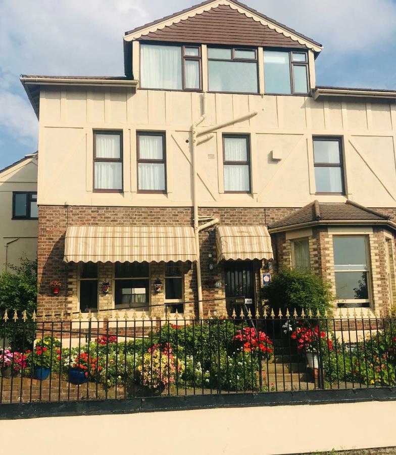 The Bebington B&B 외부 사진