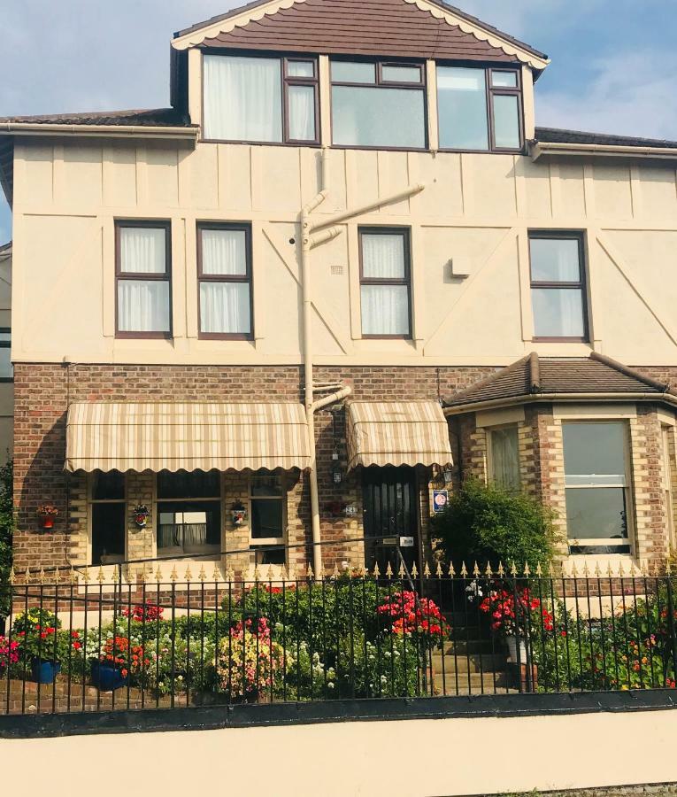 The Bebington B&B 외부 사진